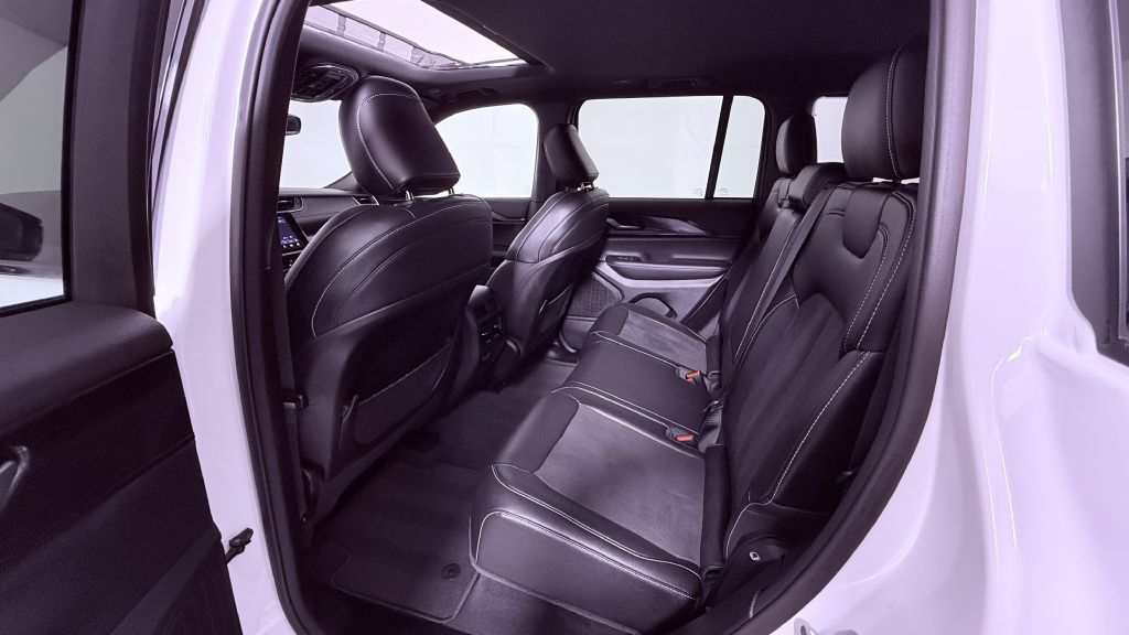 Used 2023 Jeep Grand Cherokee Altitude AWD/4WD image 20