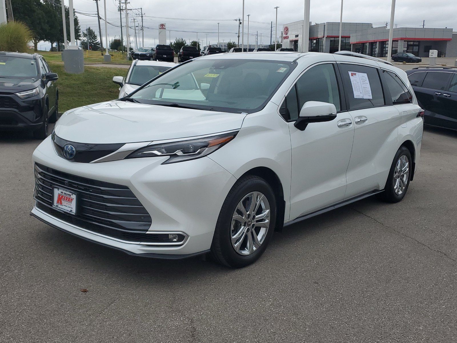 Used 2022 Toyota Sienna Platinum AWD/4WD image 2
