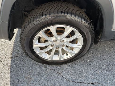 Used 2020 Jeep Cherokee Latitude FWD image 36