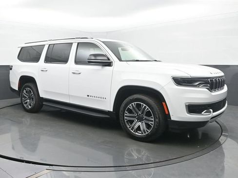 Used 2024 Jeep Wagoneer L Series II w/ Flexible Seating Group AWD/4WD image 7