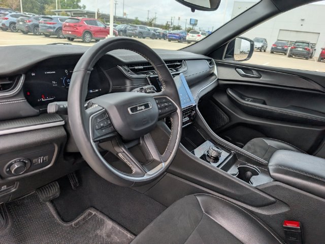 Used 2024 Jeep Grand Cherokee Altitude RWD image 9