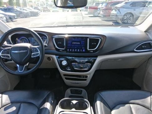 Used 2017 Chrysler Pacifica Touring-L w/ Tire & Wheel Group FWD image 15