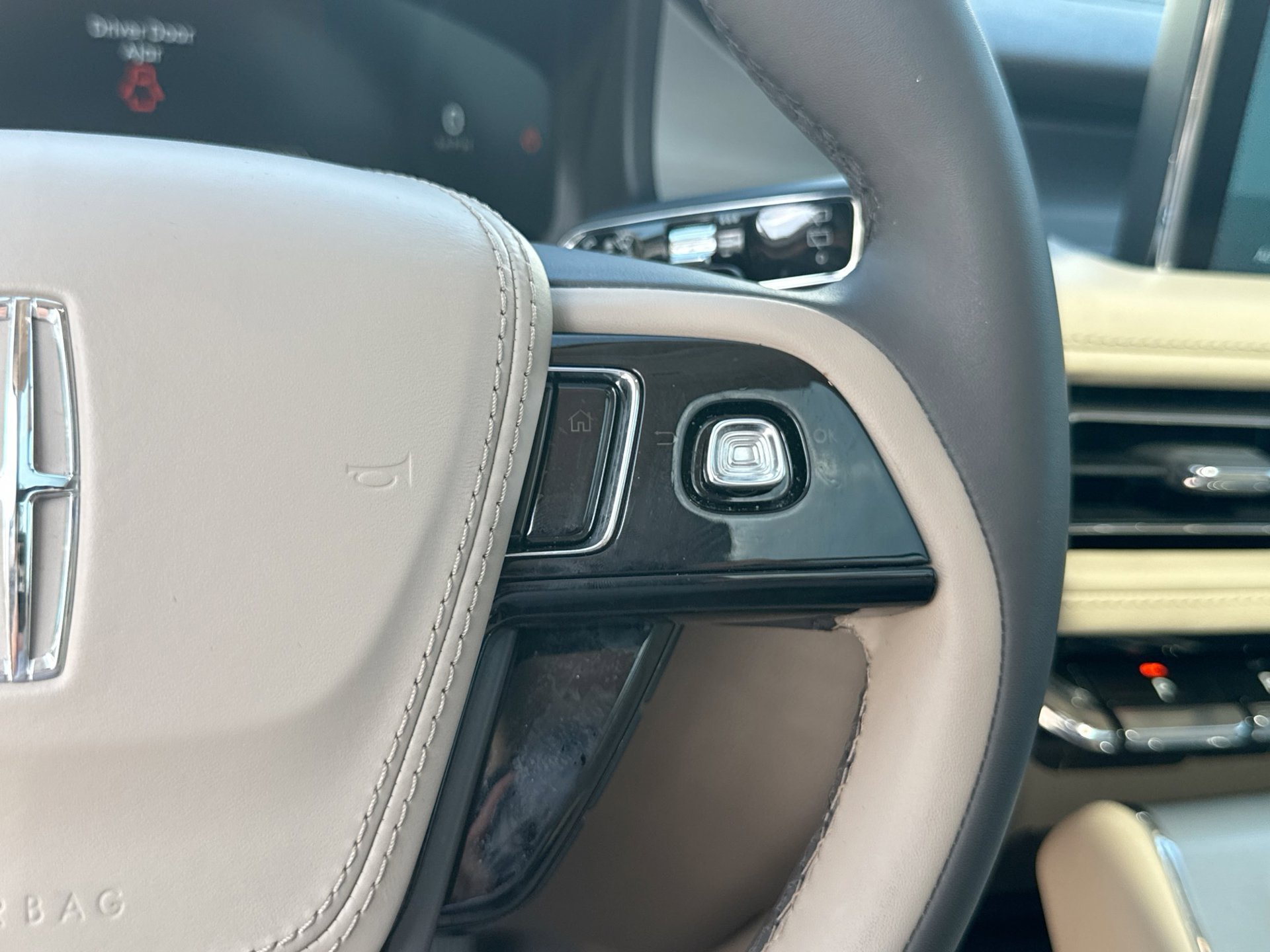 Used 2023 Lincoln Aviator 2WD w/ Premium Package image 35