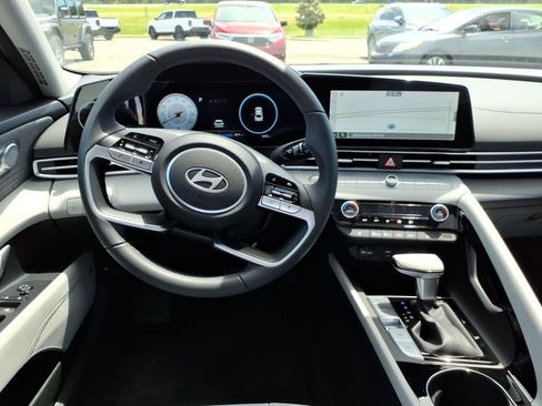 Used 2025 Hyundai Elantra Limited FWD image 9