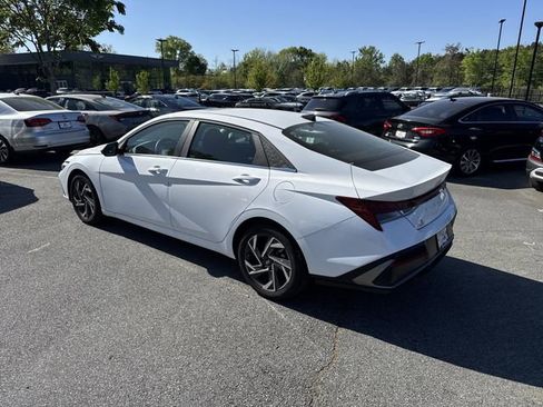 Certified 2025 Hyundai Elantra SEL FWD image 5