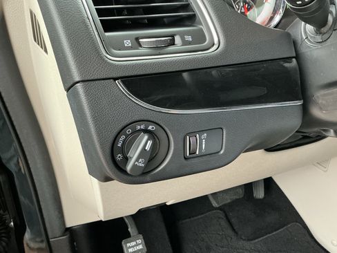 Used 2016 Dodge Grand Caravan SXT image 26