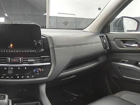 Used 2025 Nissan Pathfinder SL image 29