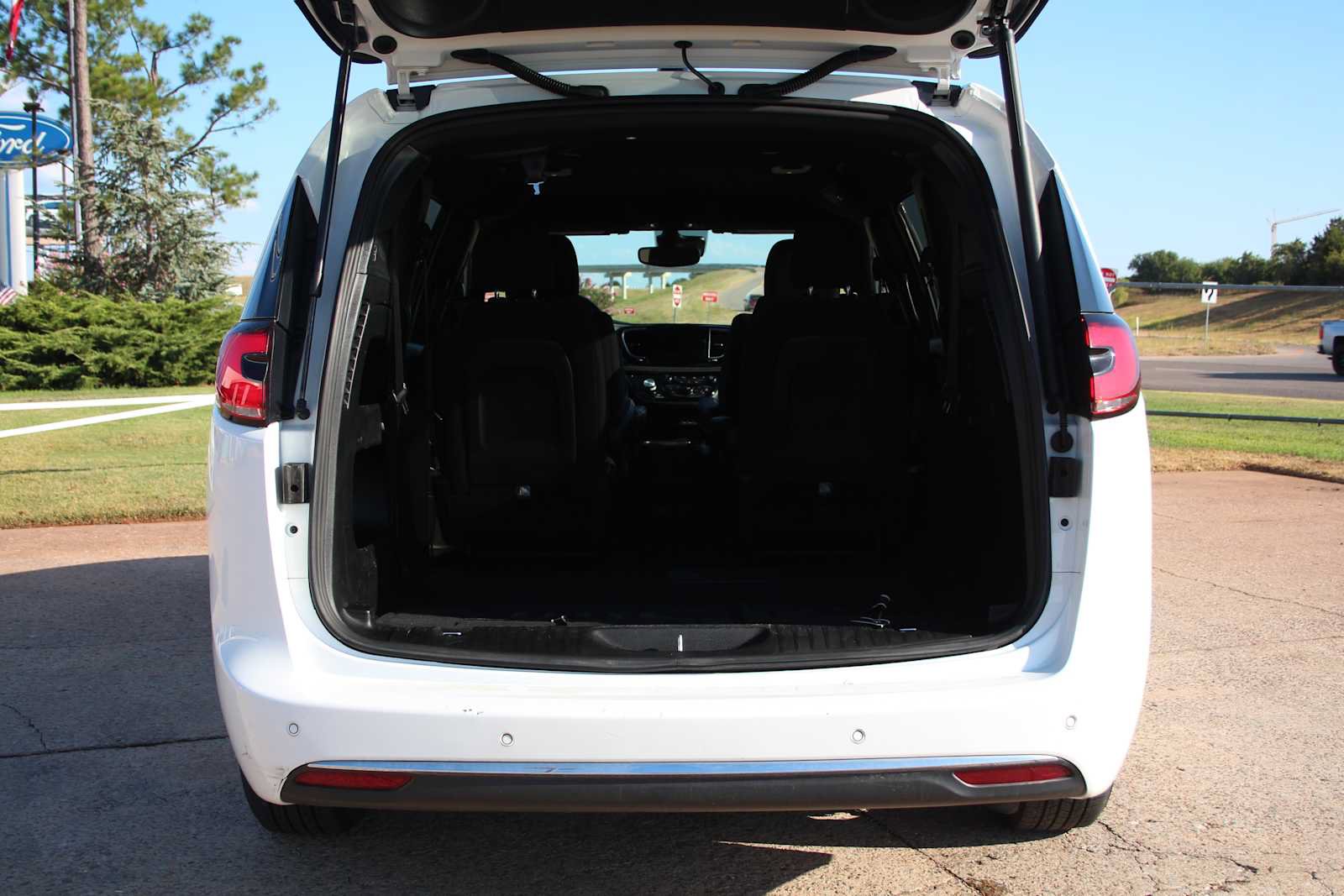Used 2023 Chrysler Pacifica Touring FWD image 10