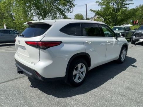 Used 2021 Toyota Highlander LE AWD/4WD image 8