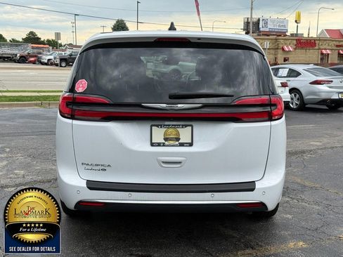 Used 2024 Chrysler Pacifica Touring-L FWD image 6