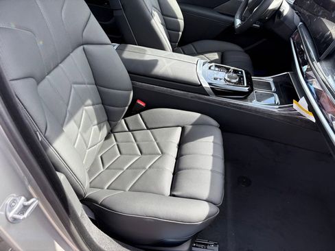 Used 2025 BMW i7 xDrive60 w/ Premium Package image 21