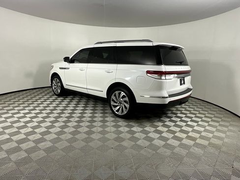 Used 2024 Lincoln Navigator Premiere image 3
