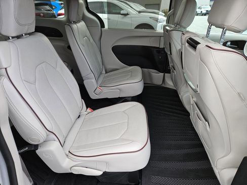 Used 2017 Chrysler Pacifica Limited image 14