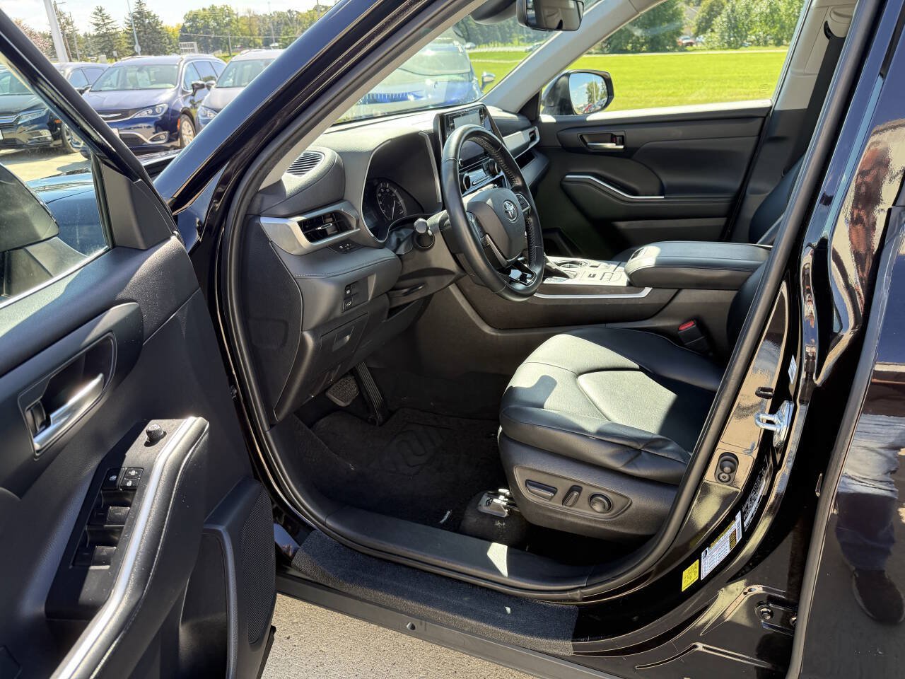 Used 2021 Toyota Highlander XLE AWD/4WD image 5