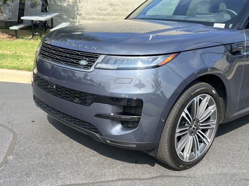 Used 2025 Land Rover Range Rover Sport SE AWD/4WD image 11