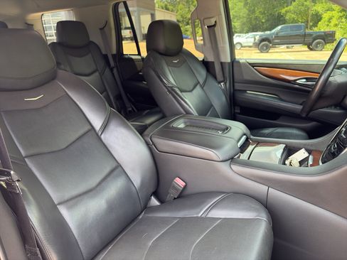 Used 2019 Cadillac Escalade Luxury RWD image 16