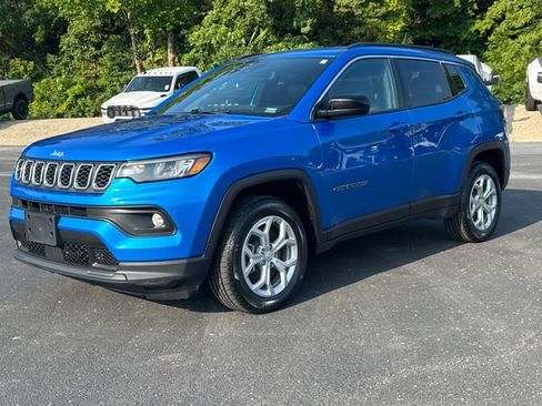 Used 2024 Jeep Compass Latitude AWD/4WD image 1