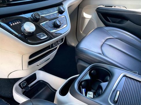 Used 2023 Chrysler Pacifica Touring-L FWD image 20