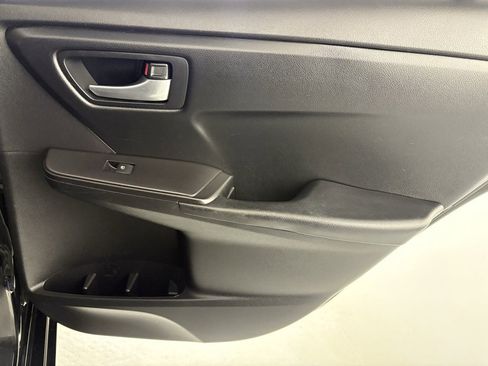 Used 2016 Toyota Camry SE image 36