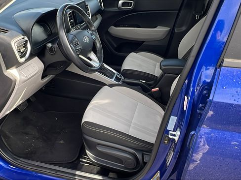 Used 2023 Hyundai Venue SEL image 16