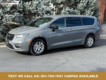 Used 2025 Chrysler Pacifica Select