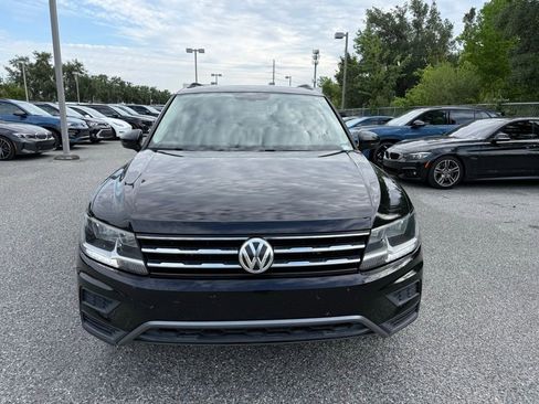 Used 2018 Volkswagen Tiguan SE w/ Panoramic Sunroof Package FWD image 2