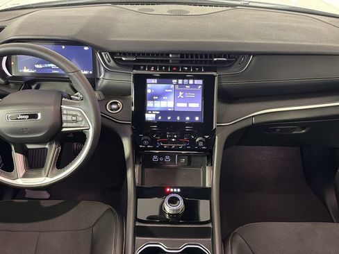 Used 2024 Jeep Grand Cherokee Altitude image 8