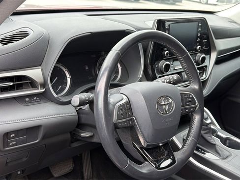 Used 2020 Toyota Highlander XLE image 10