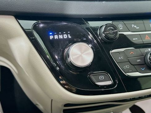 Used 2024 Chrysler Pacifica Touring-L FWD image 21