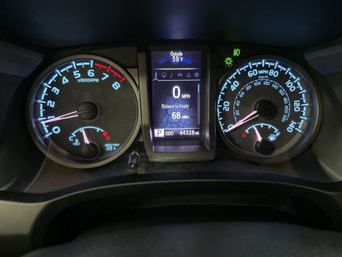 Used 2018 Toyota Tacoma SR5 AWD/4WD image 26