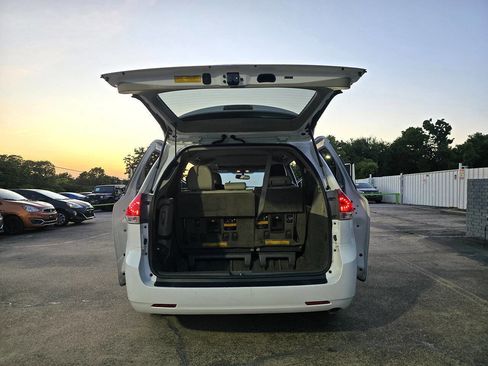 Used 2013 Toyota Sienna XLE image 54