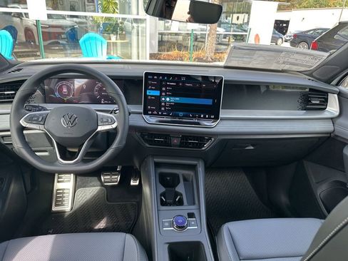 New 2025 Volkswagen Tiguan SE R-Line image 12