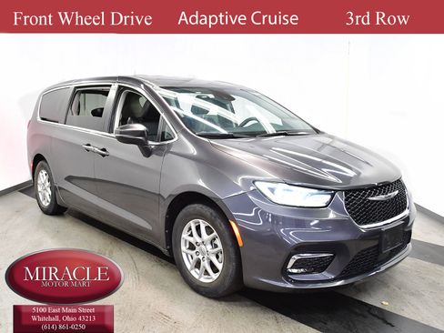Used 2023 Chrysler Pacifica Touring-L image 1