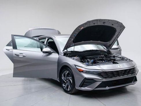 Used 2025 Hyundai Elantra SEL image 15