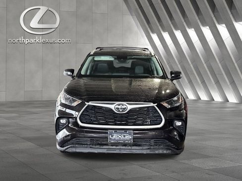 Used 2022 Toyota Highlander XLE AWD/4WD image 27