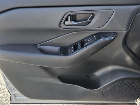 Used 2025 Nissan Rogue S image 27