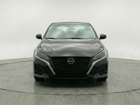 Used 2025 Nissan Altima 2.5 SV FWD image 2