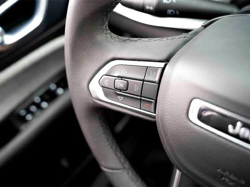 Used 2024 Jeep Compass Latitude image 17