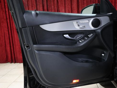 Used 2019 Mercedes-Benz GLC 300 4MATIC w/ Premium Package image 11