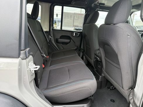 Used 2023 Jeep Wrangler Unlimited Rubicon 4xe w/ Cold Weather Group AWD/4WD image 18