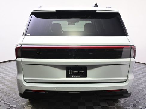 New 2026 Lincoln Navigator Reserve w/ Jet Appearance Package AWD/4WD image 5