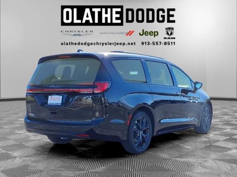 New 2026 Chrysler Pacifica Select image 7