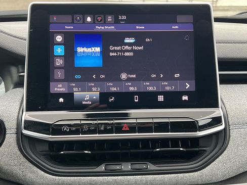 Used 2024 Jeep Compass Latitude image 4