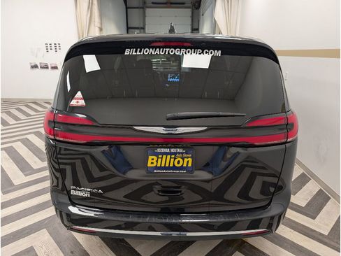 Used 2023 Chrysler Pacifica Touring-L image 25
