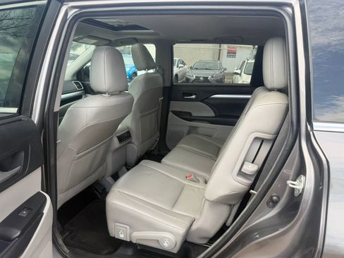 Used 2018 Toyota Highlander XLE FWD image 32
