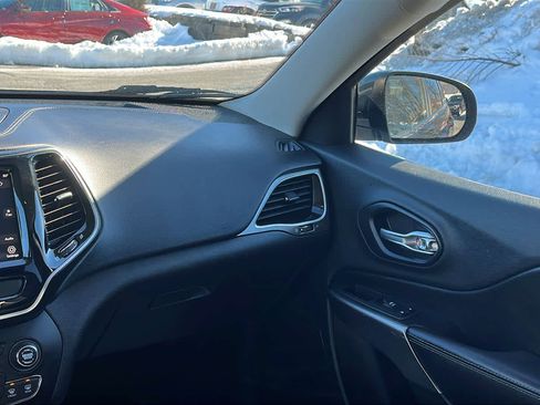 Used 2019 Jeep Cherokee Limited image 29