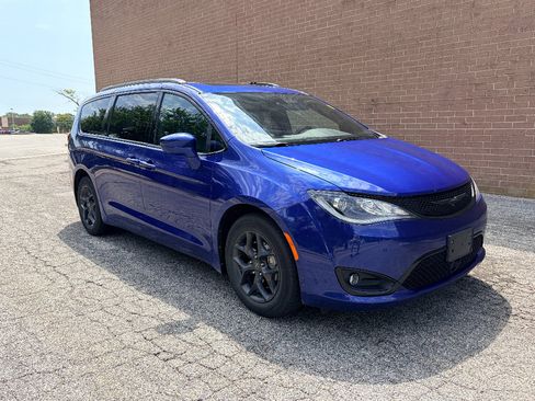 Used 2020 Chrysler Pacifica Touring-L FWD image 7