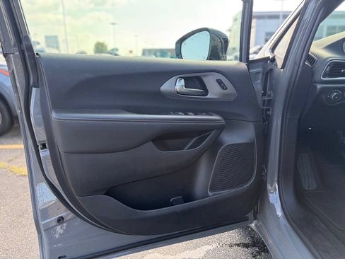 Certified 2025 Chrysler Pacifica Select FWD image 19