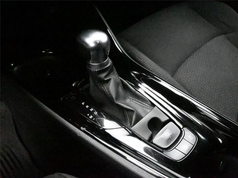 Used 2019 Toyota C-HR XLE image 5