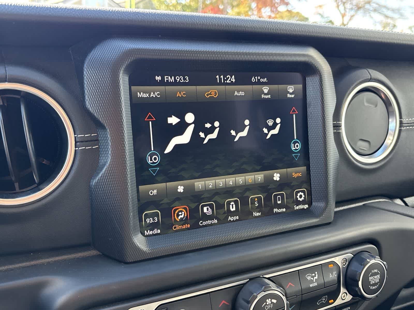 Used 2022 Jeep Wrangler Unlimited Sahara AWD/4WD image 16